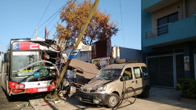 Se descompensó subió con el colectivo a la vereda y atropelló a 9