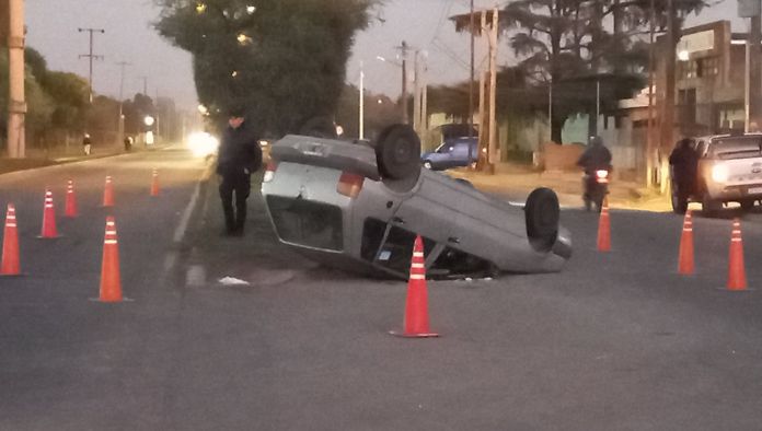 Violento Choque Entre Un Auto Y Un Camion En El Camino Interfábricas Dos Heridos Y Un Conductor 2238