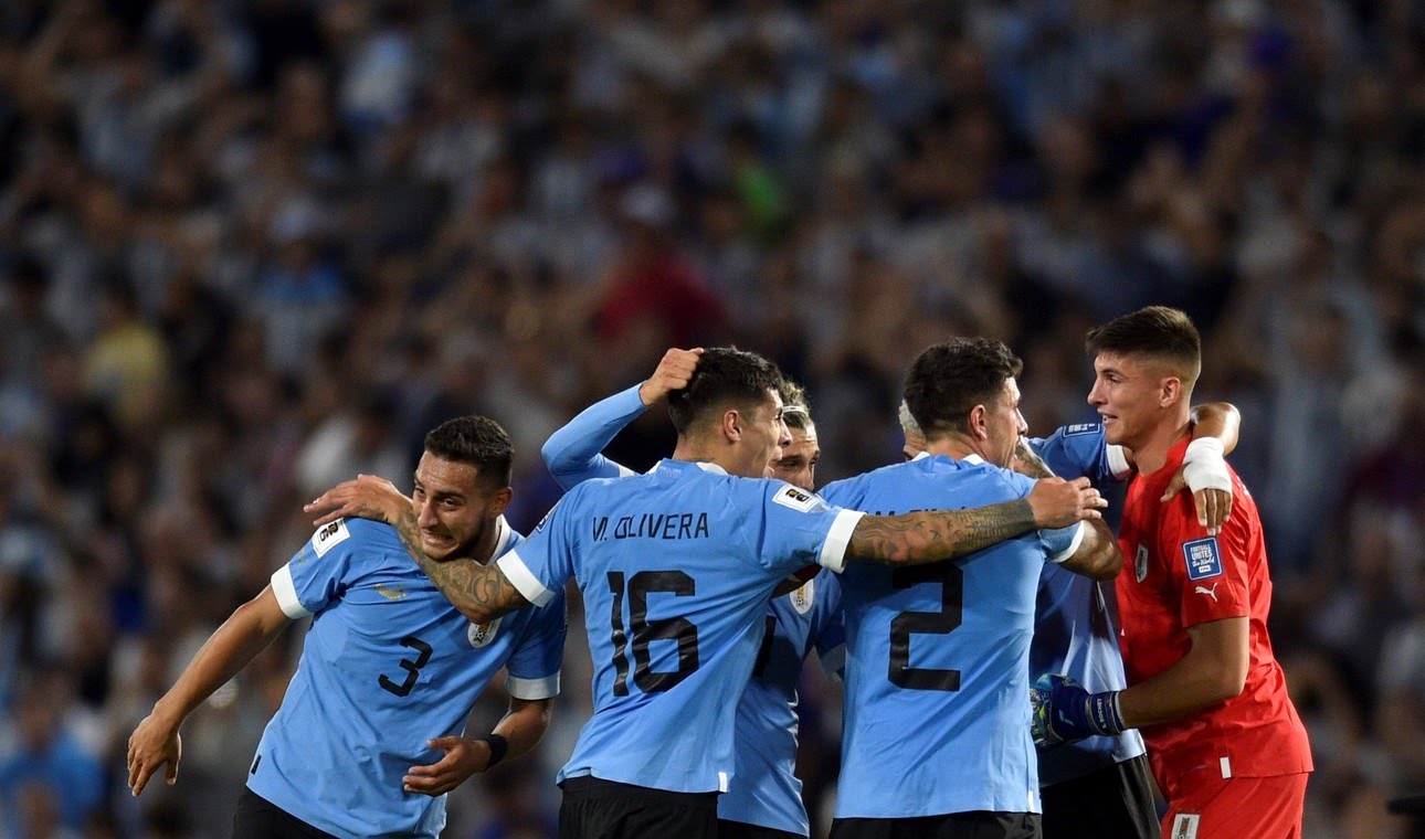 Argentina pierde largo invicto tras caer en casa contra Uruguay en la  eliminatoria al Mundial; Brasil sufre segunda derrota consecutiva