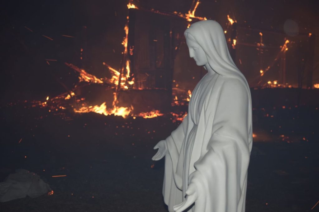 Impresionante. La imagen de la Virgen María resultó intacta pese al avance de las llamas. (Gentileza: Ariel Luna)
