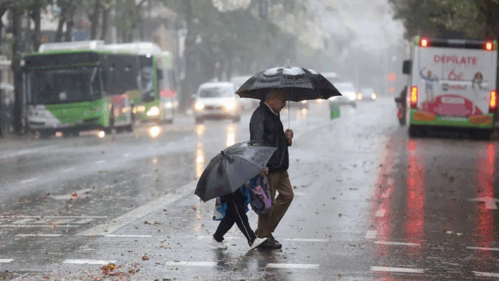 En la ciudad capital, reina la inestabilidad: precipitaciones vespertinas y un alerta amarillo para la madrugada.