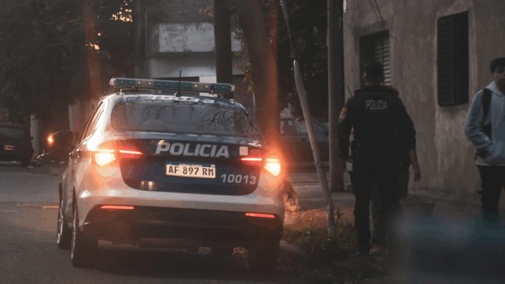 Encontraron a dos nenas solas bajo la lluvia mientras la madre estaba en el baile de La Mona