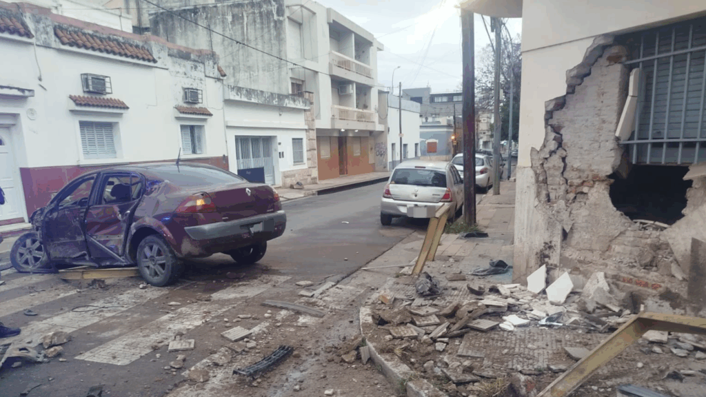 El hecho ocurrió alrededor de las 6 de este miércoles, en la esquina de Deán Funes y Pasaje Antonio Navarro.