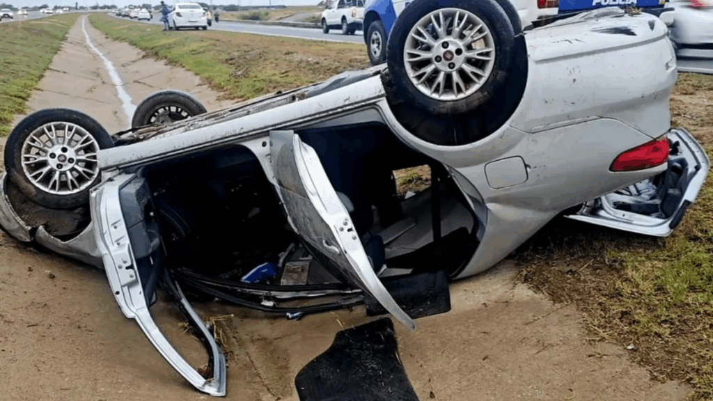 Un viaje compartido terminó en accidente: el auto terminó en el cantero central inundado de la Circunvalación por la tormenta.