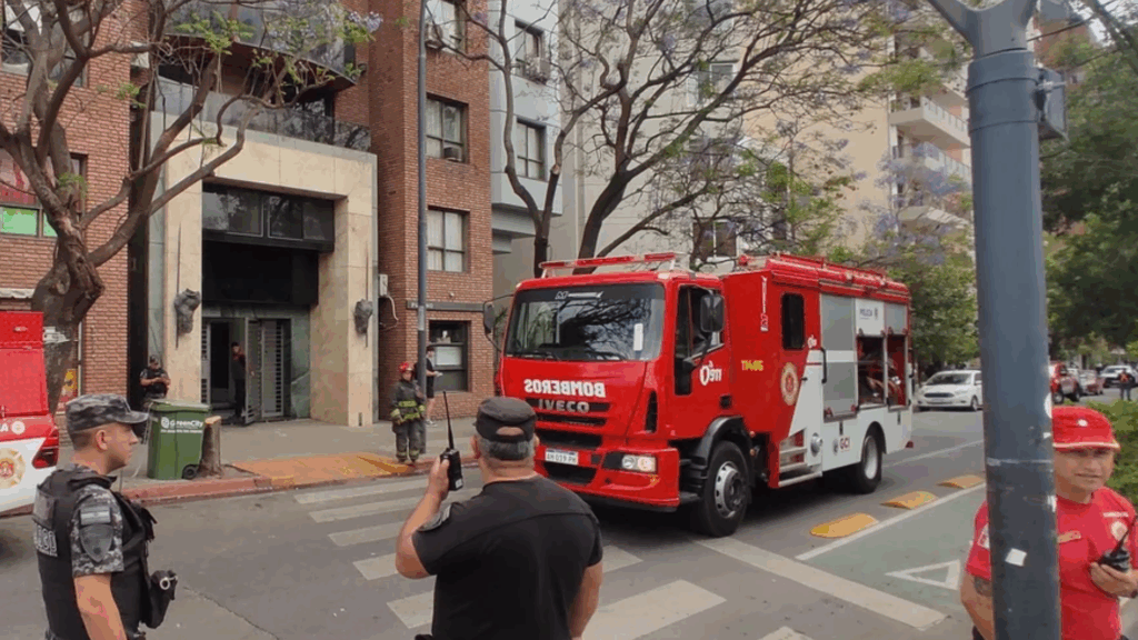 El siniestro ocurrió en un nivel alto del edificio y movilizó a dotaciones de Bomberos. Las causas del incendio aún se investigan.