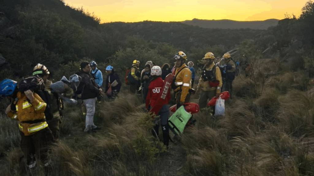 La creciente tomó por sorpresa a quienes participaban de la actividad. Las autoridades recordaron la importancia de chequear el clima y el estado de los ríos antes de iniciar recorridos en zonas serranas.