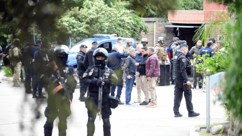 Desde el Ministerio de Seguridad mantienen la postura de defensa del operativo y niegan que se hayan violado los protocolos para este tipo de situaciones.