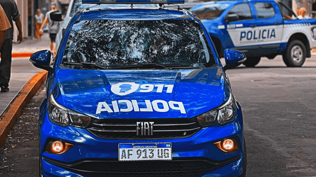 El procedimiento por un menor con pedido de captura derivó en un enfrentamiento con vecinos que atacaron al policía y rompieron un patrullero. La causa quedó en manos del fiscal.