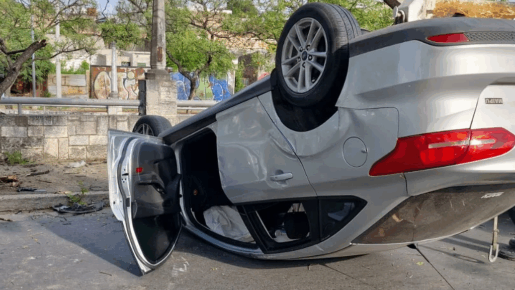 Policía de tránsito trabajan en el lugar por cortes y desvíos en la zona.