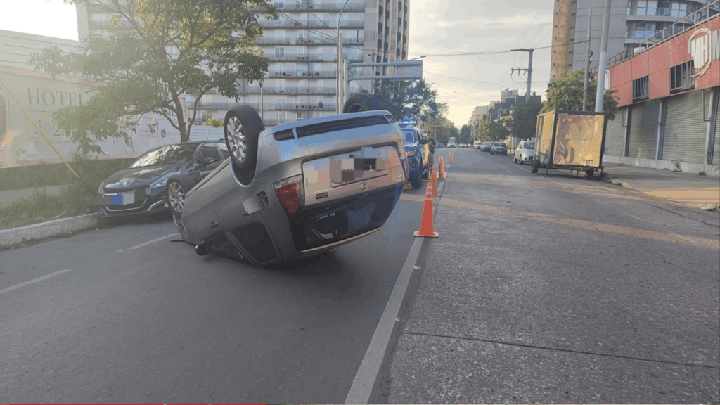 Un insecto dentro del vehículo provocó una maniobra brusca y un vuelco en barrio General Paz