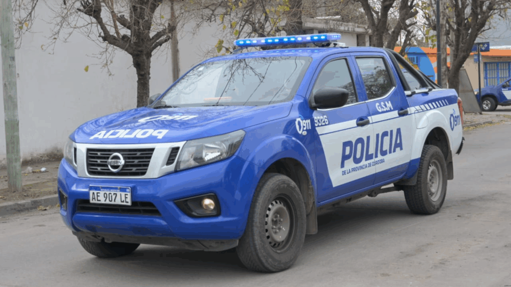 Empujó a un policía desde un techo de 3 metros durante un procedimiento y quedó detenido