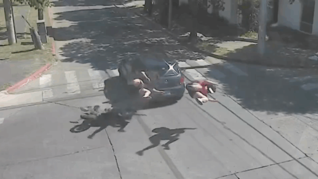 Uno de los ocupantes del vehículo menor resultó con heridas de consideración y el momento fue captado por las cámaras de seguridad del 911.