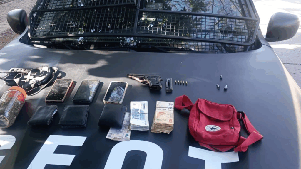 Tres hombres fueron demorados en barrio Los Fresnos tras un operativo que reveló un arma, dinero y marihuana en una camioneta