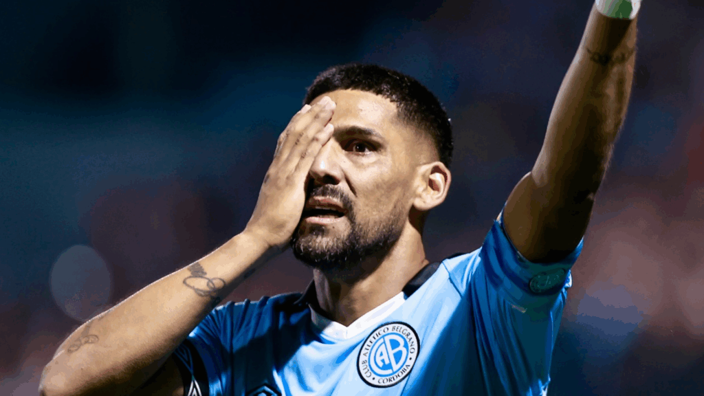 El delantero confirmó que no seguirá en el club tras ser notificado por Ricardo Zielinski. Cuestionó la falta de diálogo de la dirigencia y agradeció el apoyo de los hinchas.