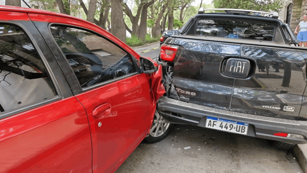 Efectivos policiales que realizaban recorridos preventivos en la zona advirtieron la situación y procedieron a demorar al hombre.