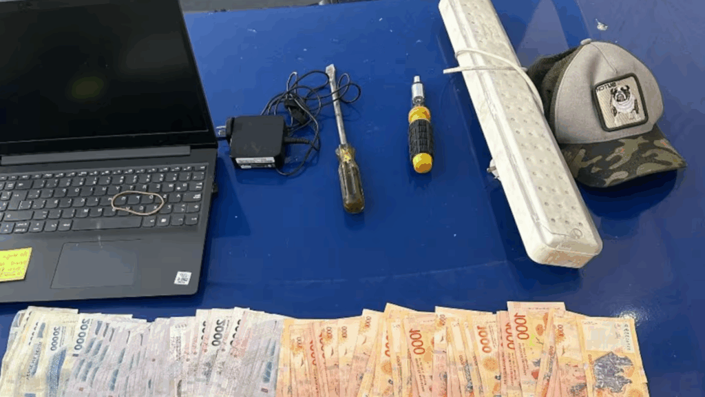 El robo fue descubierto por una vecina que notó movimientos extraños. Los jóvenes quedaron a disposición de la Justicia.