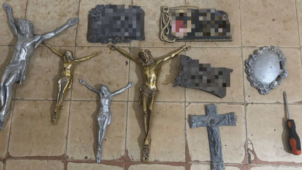 Los detenidos fueron vistos por las cámaras trasladando objetos sustraídos del cementerio de Río Cuarto. Sospechan que planeaban venderlos como chatarra.