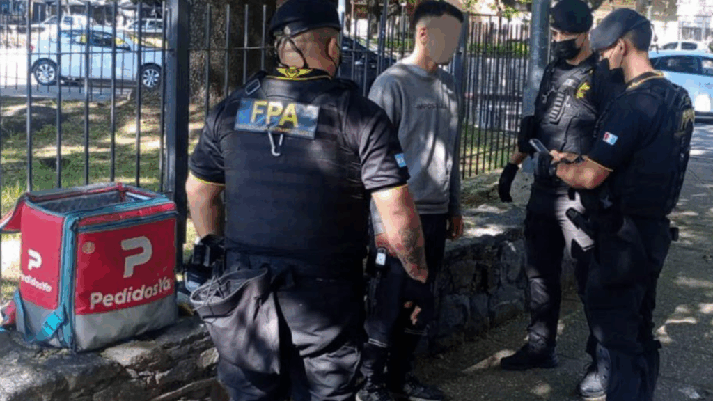 La moto, la droga y el dinero quedaron secuestrados. La FPA continuará con controles en barrios como Nueva Córdoba, Observatorio y Alta Córdoba.