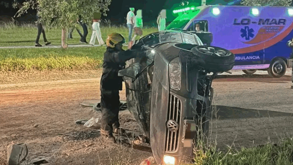 El vuelco dejó siete menores heridos en Río Tercero. Investigan si el auto intentó esquivar un control de tránsito.