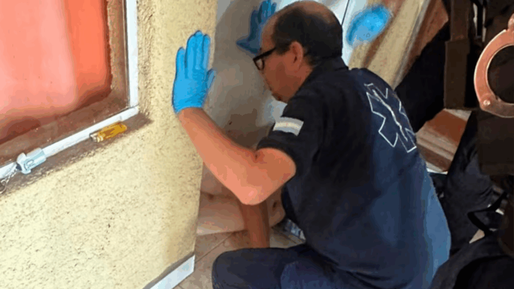 Estaba alcoholizado y olvidó las llaves, lo que derivó en un rescate insólito en la localidad cordobesa de General Deheza.