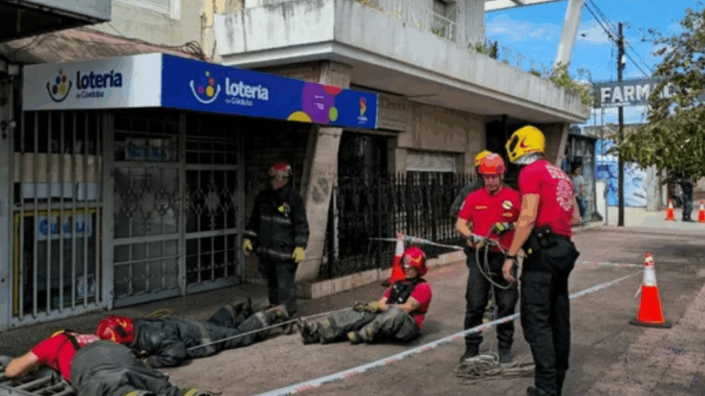 El rescate tuvo lugar en barrio San Vicente y movilizó a equipos especializados. La mujer quedó internada.