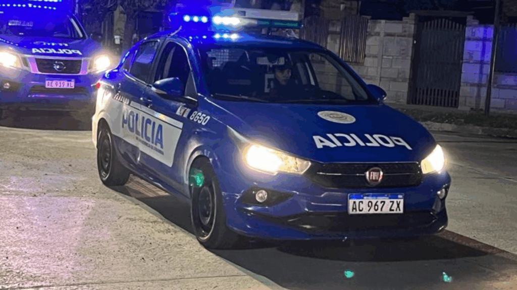 El violento episodio ocurrió durante la madrugada en un barrio de Villa María. La Justicia investiga si la agresión y la presencia de cocaína están vinculadas.