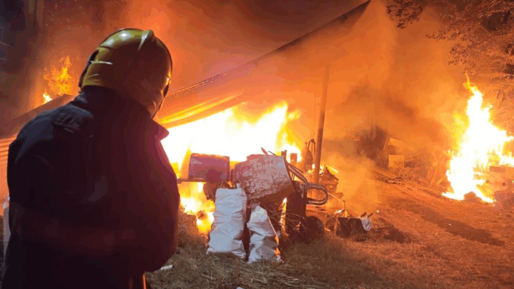 El incendio arrasó con un depósito en barrio Villa Corina. No hubo heridos, pero los daños fueron totales y se investigan las causas.