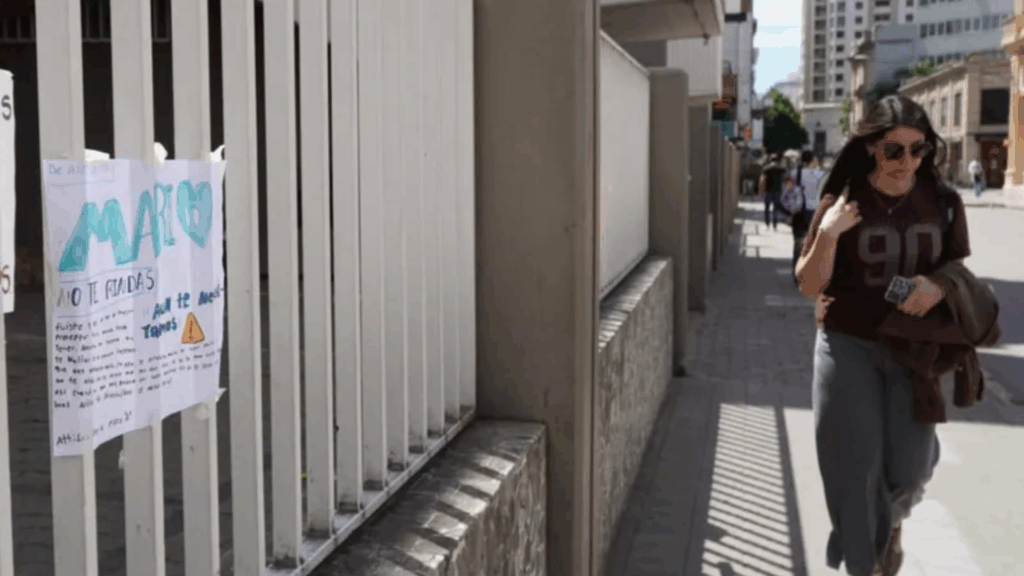 El colegio San Buenaventura de Río Cuarto suspendió al alumno y abrió una investigación interna. Docentes y estudiantes colocaron carteles de apoyo en las puertas del colegio para acompañar al preceptor agredido.