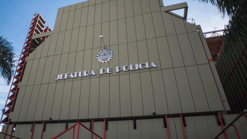 El efectivo fue detenido tras hallarse un celular oculto en el baño de una dependencia policial. Investigan si hay más víctimas entre las agentes filmadas.
