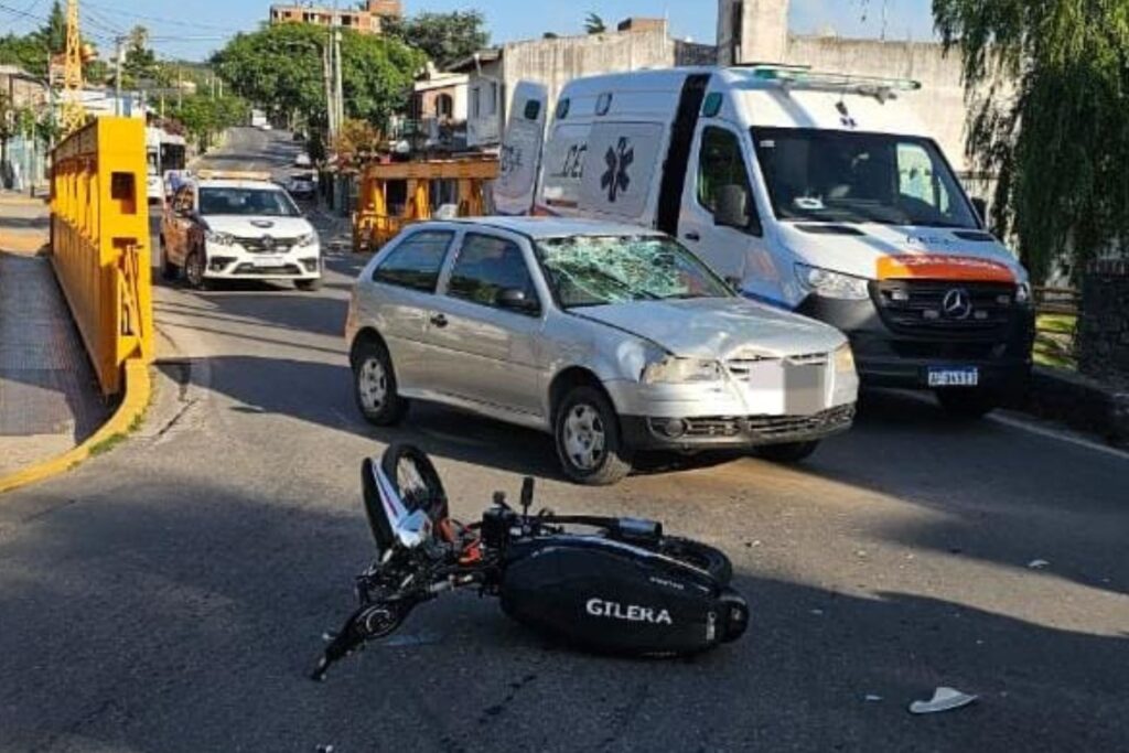 El siniestro ocurrió en la mañana del domingo en avenida San Martín e involucró a un automóvil y a una motocicleta.