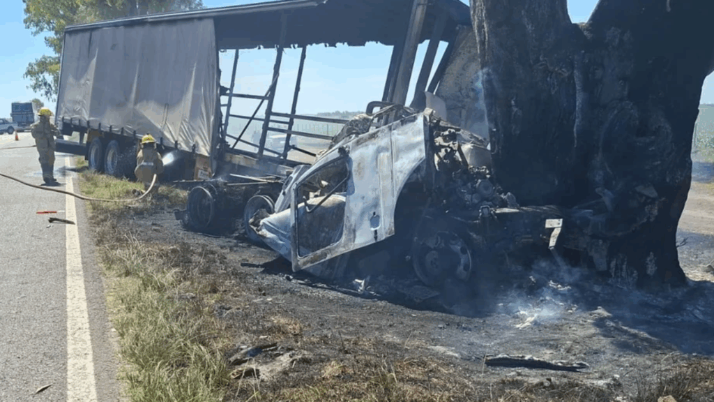 El siniestro ocurrió en la tarde de ayer en Las Acequias, sobre la Ruta 8, cuando un camión se incendió tras chocar y el conductor murió en el lugar