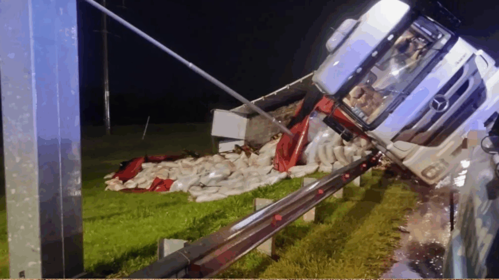 La calzada cedió en la Variante Juárez Celman a la altura de barrio Remedios de Escalada y dejó un camión que transportaba azúcar varado durante la madrugada
