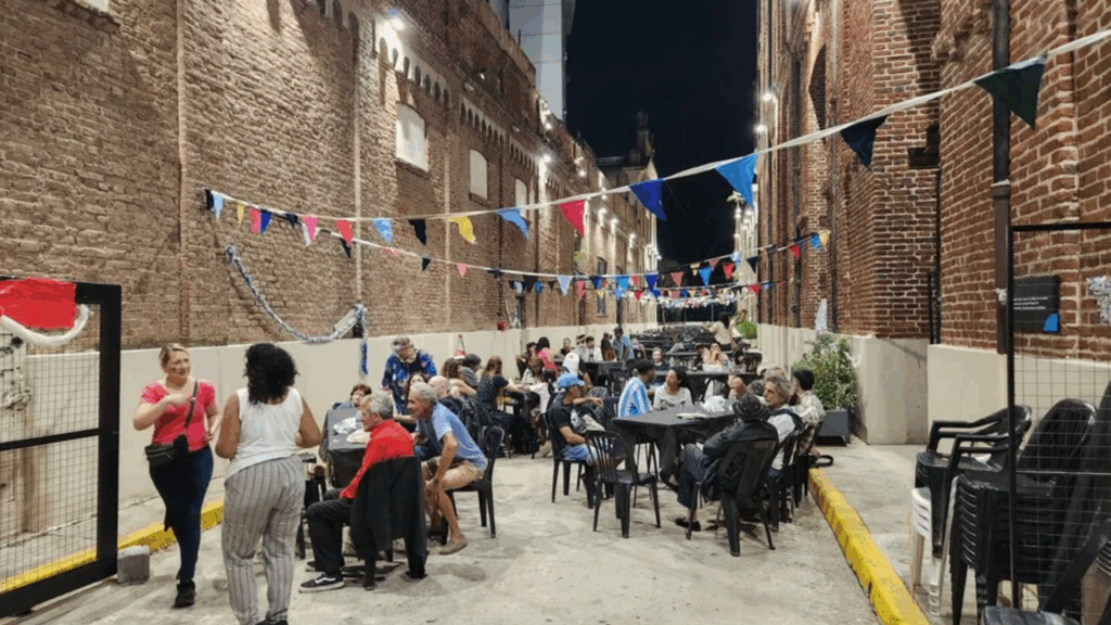 🍽️ En barrio Alberdi de la ciudad de #Córdoba se realizará una cena comunitaria abierta y gratuita llamada “Navidad Digna”, pensada para acompañar a personas que no tengan con quién compartir la Nochebuena. La propuesta busca generar un espacio de encuentro y contención durante la noche del 24.
👥 La iniciativa es impulsada por organizaciones barriales y vecinos, y se llevará a cabo en el Espacio Cervecería Córdoba, ubicado en La Tablada y Arturo Orgaz. La convocatoria comenzará a las 21 horas, con la idea de compartir la cena y el encuentro en comunidad.
🎄 Desde la organización explicaron que la actividad es abierta a toda la comunidad, sin necesidad de inscripción previa, y que el objetivo es que la Nochebuena pueda vivirse acompañada y en un clima de cercanía