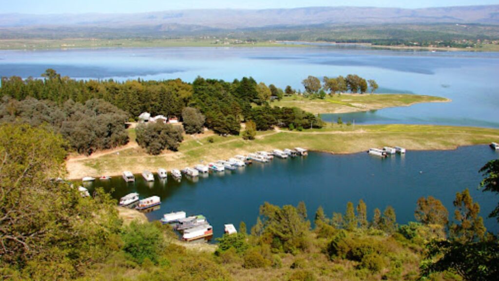 El cuerpo fue encontrado en la costa de Potrero de Garay. Un amplio operativo trabajó en la zona y las causas del fallecimiento son investigadas.