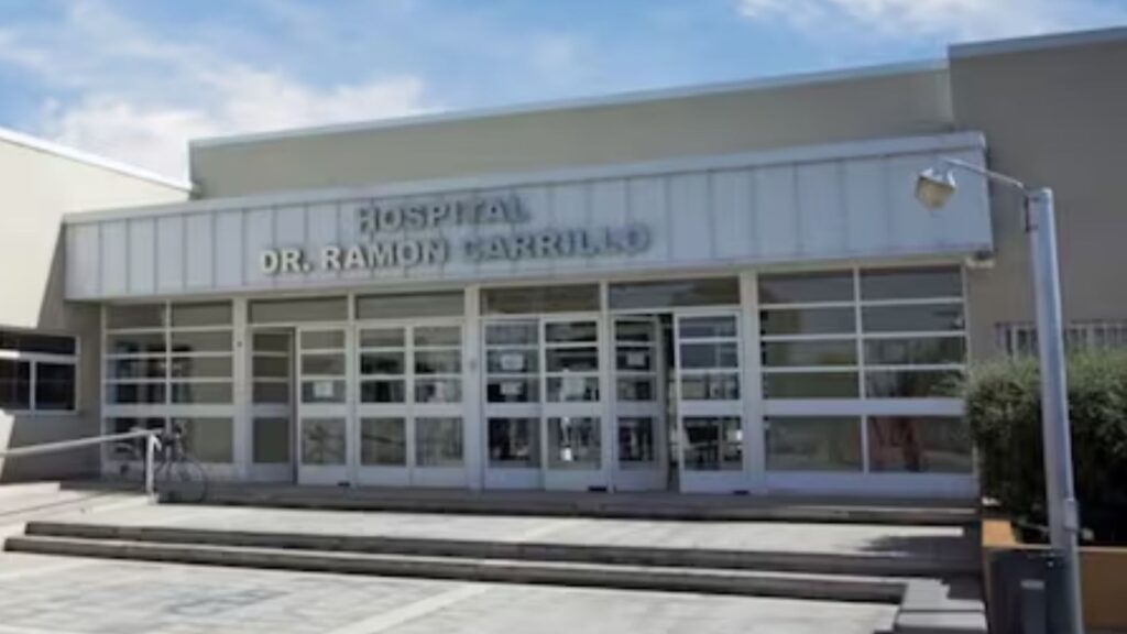 La víctima fue un hombre de 74 años, de origen español, que se encontraba internado y aislado en el Hospital Carrillo. Las autoridades realizaron un seguimiento de todos sus contactos estrechos.