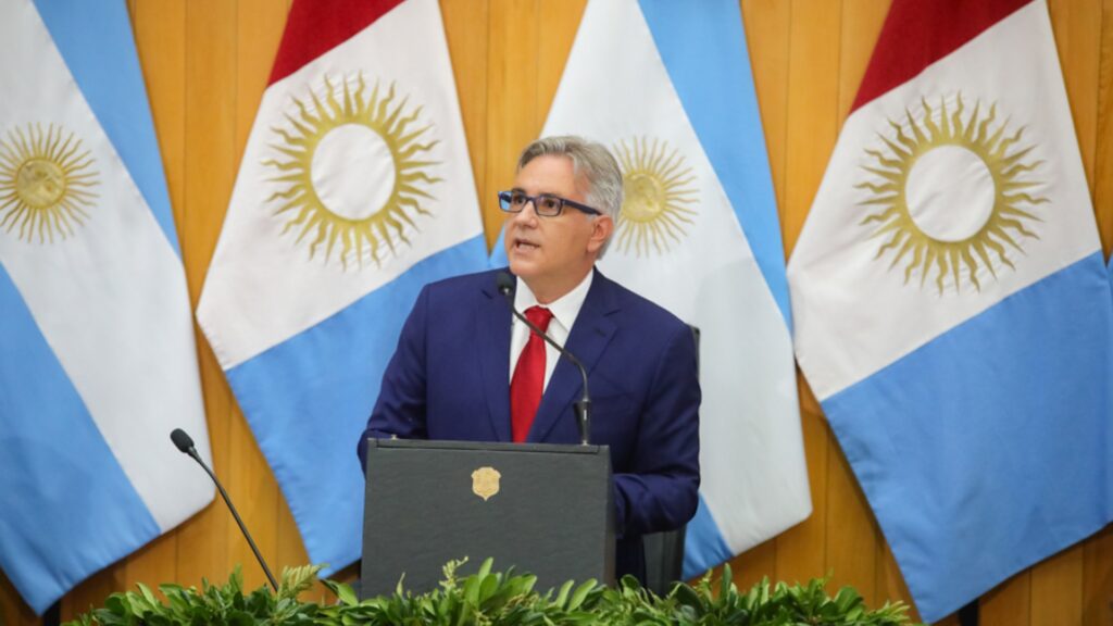 El gobernador encabezará el acto este domingo en el Cine Teatro Sporting. Hará un balance de su gestión y adelantará las políticas que impulsará durante 2026.