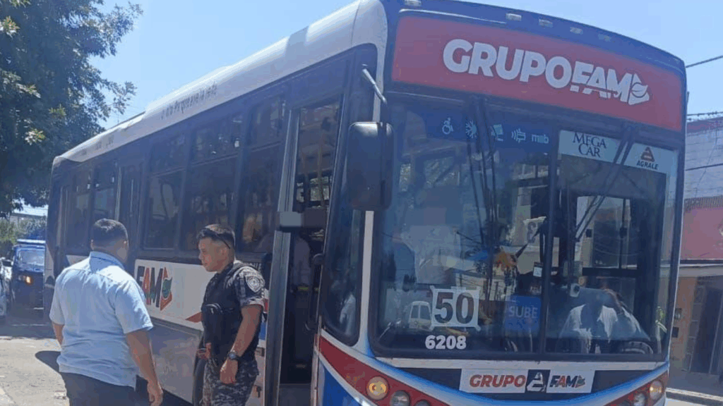 El chofer advirtió la maniobra, retuvo la tarjeta y el pasajero reaccionó con violencia dentro del colectivo. Otros usuarios intervinieron para reducirlo