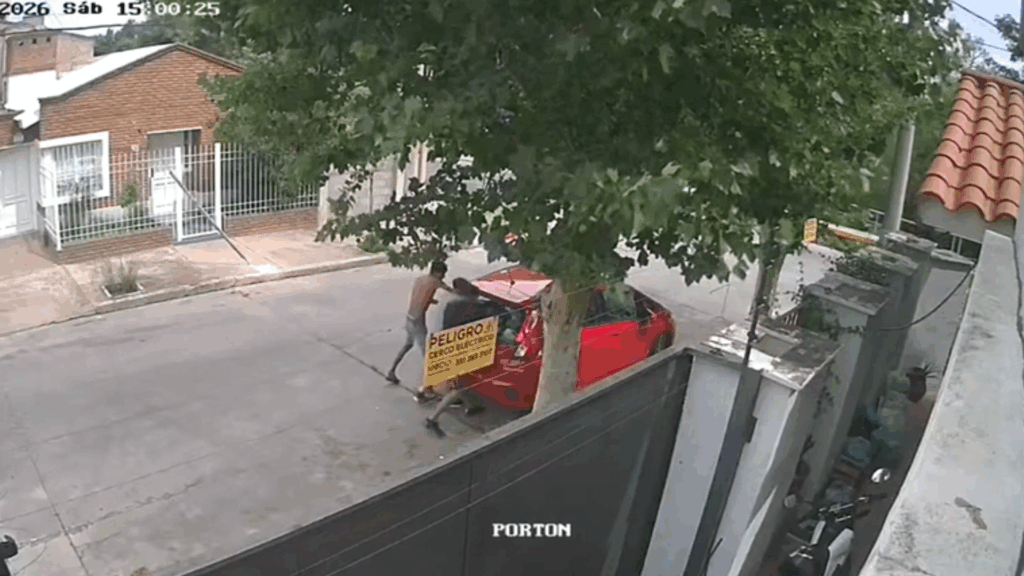 Un grupo de jóvenes rompió el vidrio de un auto y robó pertenencias en plena vía pública. El hecho ocurrió en barrio Urca y quedó grabado en video