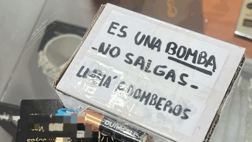 Un hombre robó joyas en una galería del centro de la ciudad y dejó un paquete con una amenaza de bomba. El lugar fue evacuado y se activó un operativo de seguridad