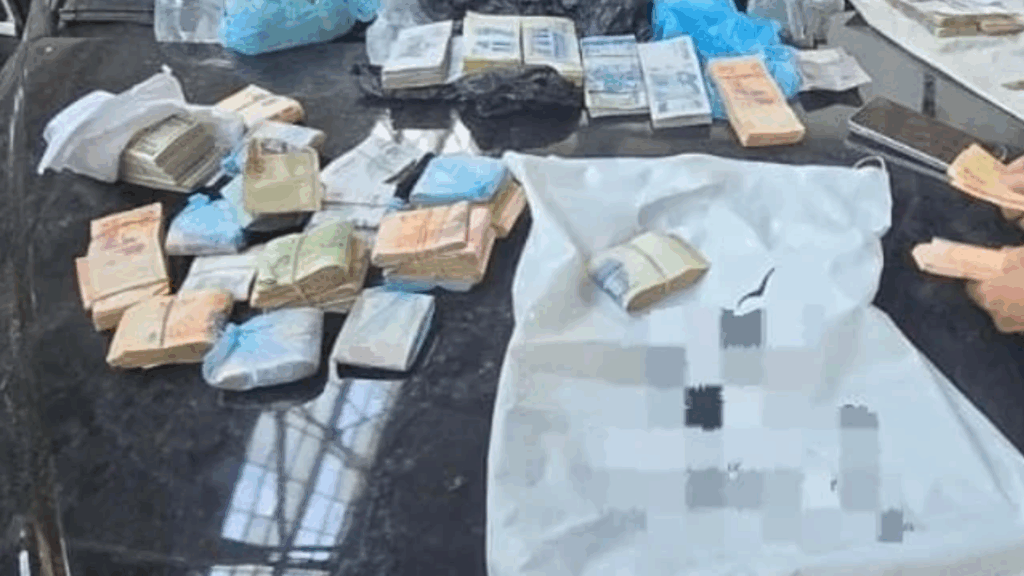 La camioneta estaba en una playa de estacionamiento de barrio Centro y tenía pedido judicial. Una adolescente entregó las llaves y avisó que había dinero en el interior, pero no pudo justificarlo