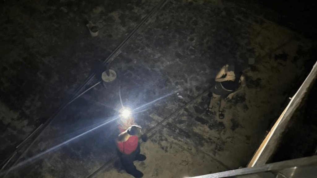 Una joven quedó atrapada en el techo de un edificio al intentar rescatar a su mascota. Personal del DUAR intervino y logró asistirla junto al animal