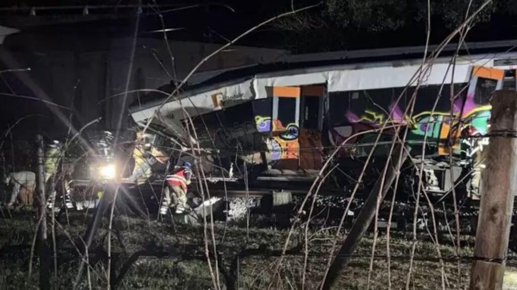 Un tren de cercanías chocó contra un muro caído sobre las vías y en Girona otro descarrilamiento no dejó víctimas.