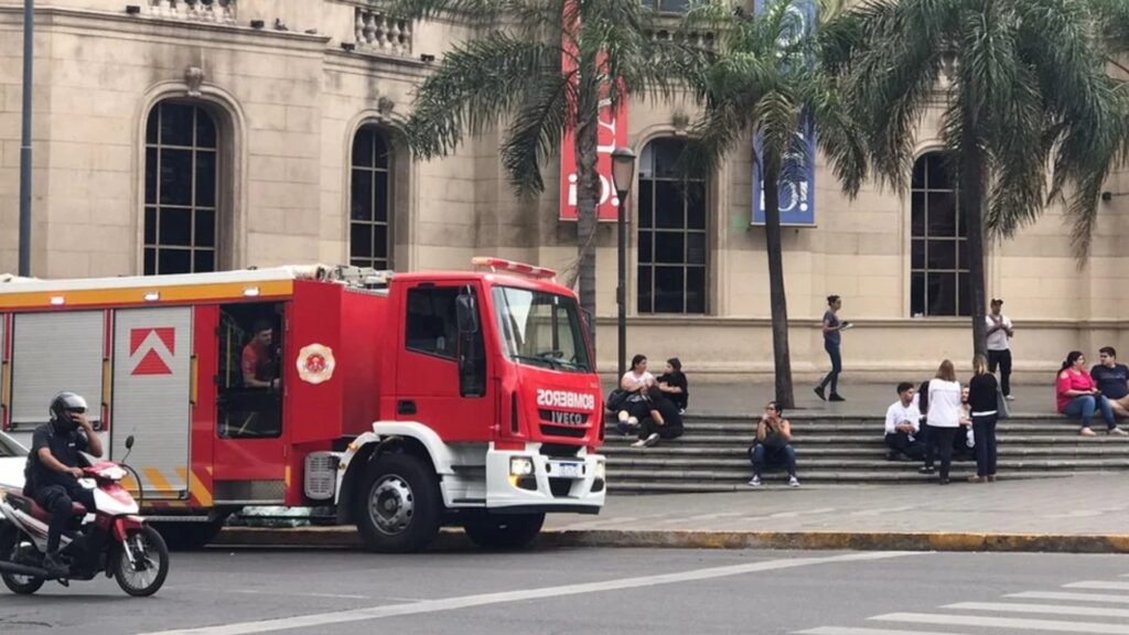 Un operativo de Bomberos de la Policía de Córdoba se realiza este martes por la mañana en barrio Centro.
