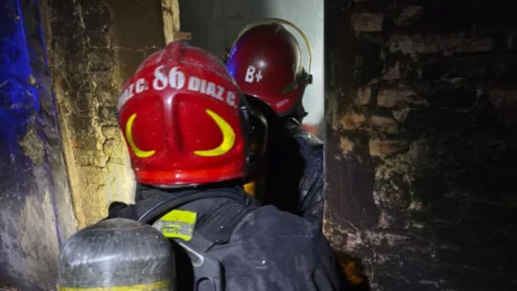 El siniestro ocurrió el domingo por la noche en la zona de Pasaje Hernández y Arturo Orgaz. No se registraron personas heridas.