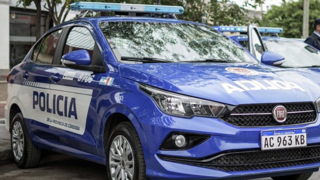 El sospechoso embistió a los efectivos, causó daños a una moto policial y dejó a un agente con lesiones leves. Fue reducido tras oponer resistencia.