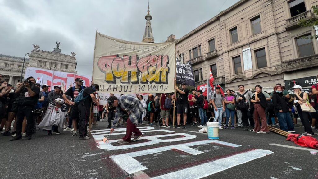 Hubo gases lacrimógenos, camiones hidrantes y calles bloqueadas en pleno paro convocado por la Confederación General del Trabajo.