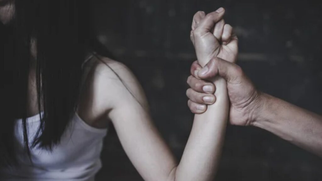 La víctima tiene 15 años y viajaba en un micro desde Once hacia Jujuy junto a dos adultos. No figuraba en la lista de pasajeros y presentaba un cuadro de somnolencia.