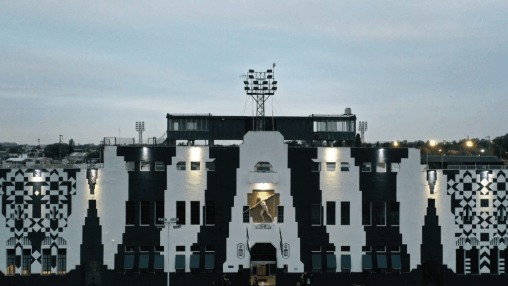 Durante la noche del sábado y madrugada del domingo, delincuentes ingresaron al estadio La Boutique de Talleres, redujeron al guardia y robaron dinero en efectivo, mientras aparecía un mensaje pintado en los muros. La Justicia investiga el hecho