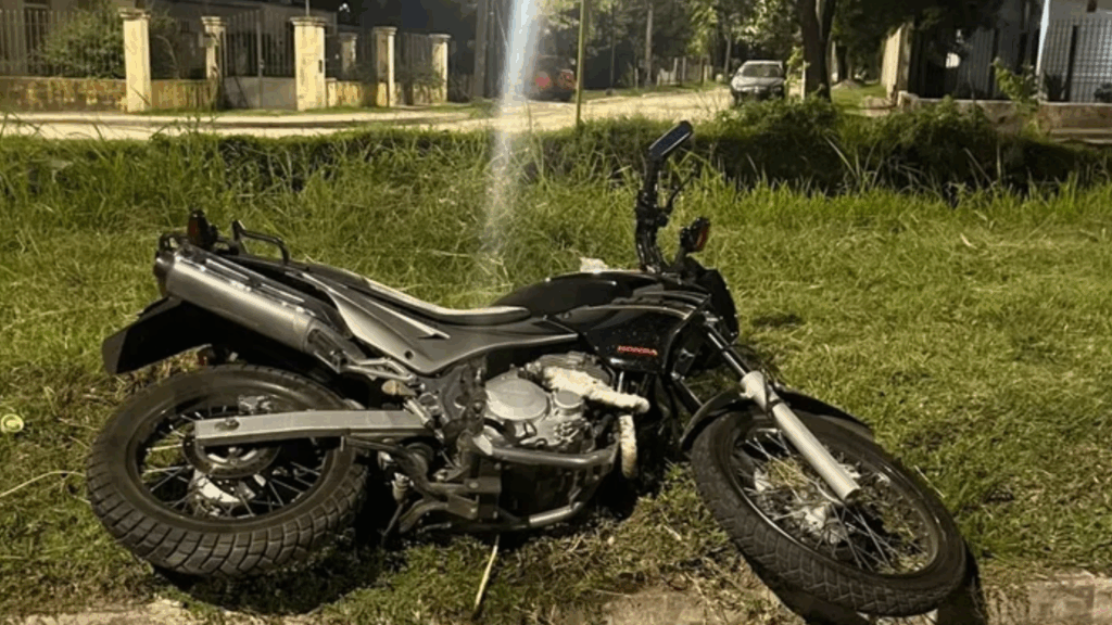 El hombre fue rescatado del canal y trasladado por sus familiares al hospital, donde se confirmó su muerte. Luego hubo disturbios