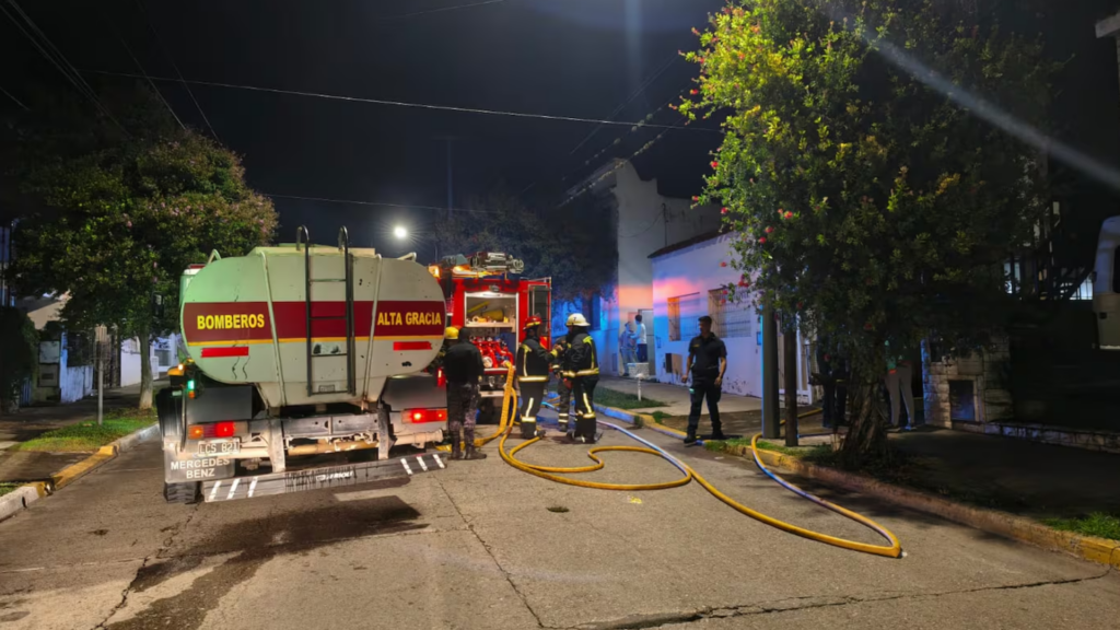 El incendio ocurrió en una vivienda de Alta Gracia durante la madrugada. Investigan si una falla eléctrica provocó el siniestro